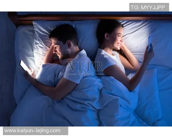 醉酒独酌与足球激情交织的夜晚故事